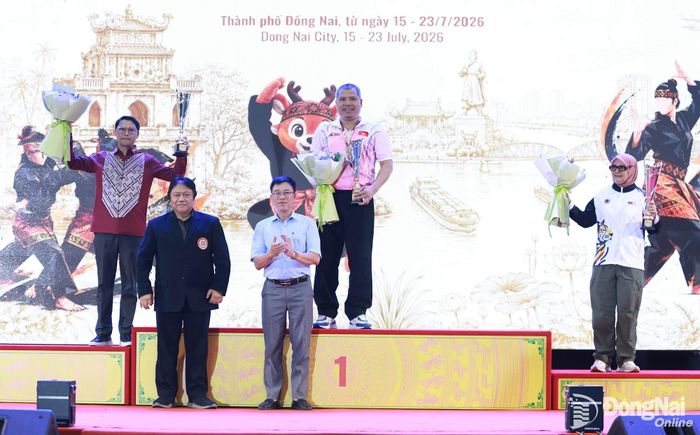 Ban tổ chức trao giải toàn đoàn cho 3 đội tuyển dẫn đầu Giải vô địch Pencak Silat châu Á lần thứ 10 năm 2026. Ảnh: Thủy Tiên