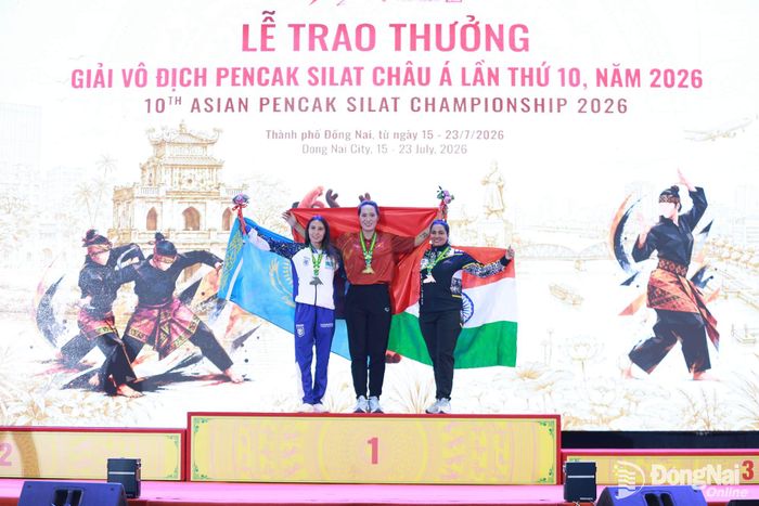 Vận động viên Nguyễn Lê Quỳnh Chi nhận huy chương vàng tại Giải vô địch Pencak Silat châu Á lần thứ 10 năm 2026. Ảnh: Thủy Tiên