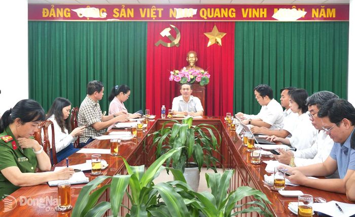 Ủy viên Ban Thường vụ Thành ủy, Phó Chủ tịch UBND thành phố Lê Trường Sơn chủ trì cuộc họp. Ảnh: Hạnh Dung