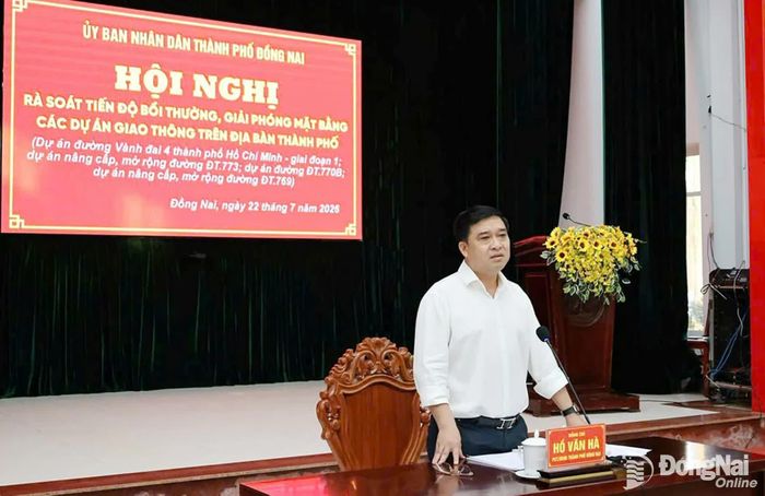 Thành ủy viên, Phó Chủ tịch UBND thành phố Đồng Nai Hồ Văn Hà phát biểu chỉ đạo tại hội nghị. Ảnh: Thanh Sang