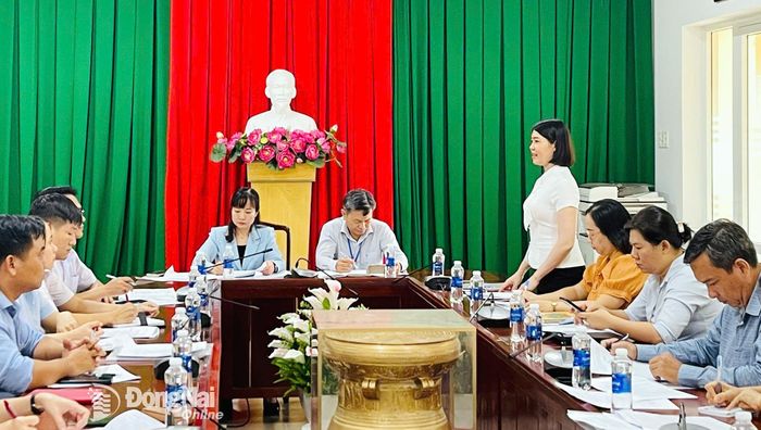 Thành viên đoàn giám sát trao đổi thêm các nội dung tại buổi làm việc. Ảnh: CTV