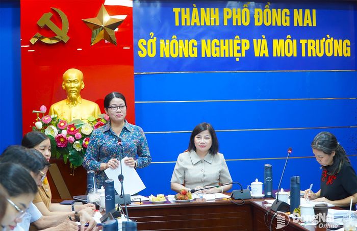 Bà Lưu Thị Hà, Phó Chủ tịch Ủy ban MTTQ Việt Nam thành phố, Phó Chủ tịch Hội đồng Phối hợp phổ biến, giáo dục pháp luật thành phố, Trưởng đoàn kiểm tra phát biểu tại buổi làm việc. Ảnh: An Nhơn