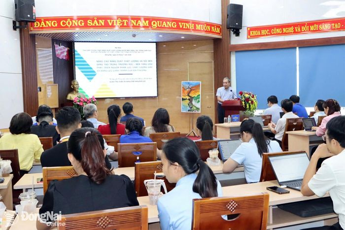 Tiến sĩ Nguyễn Tùng Lâm, Viện trưởng Viện Năng suất Việt Nam chia sẻ tại hội nghị. Ảnh: Thanh Cảnh