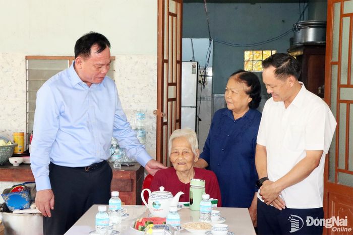 Phó Bí thư Thành ủy Võ Tấn Đức thăm, tặng quà Mẹ Việt Nam anh hùng Phạm Thị Ba, sinh năm 1941, xã Tân Hưng. Ảnh: Quang Minh