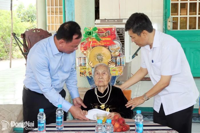 Phó Bí thư Thành ủy Võ Tấn Đức thăm, tặng quà Mẹ Việt Nam anh hùng Nguyễn Thị Ngừng, sinh năm 1925, phường Chơn Thành. Ảnh: Quang Minh