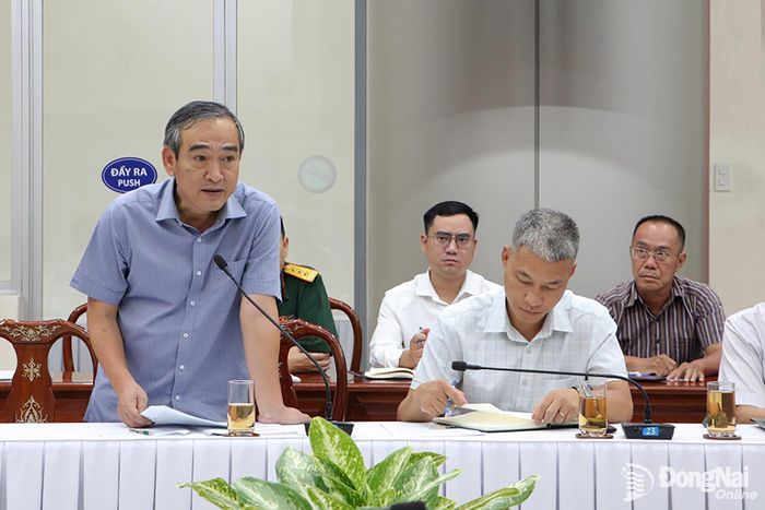 Giám đốc Ban Quản lý dự án đầu tư xây dựng thành phố Đinh Tiến Hải báo cáo tại buổi làm việc. Ảnh: Phạm Tùng