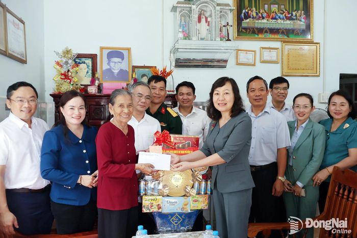 Đoàn tặng quà Mẹ Việt Nam anh hùng Trần Thị Mai, xã Lộc Hưng. Ảnh: Nguyệt Hà