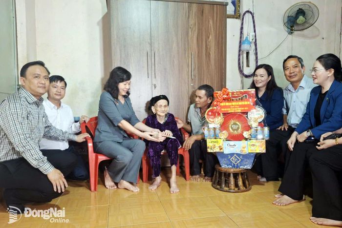 Đoàn thăm, tặng quà Mẹ Việt Nam anh hùng Kha Thị Yến, xã Tân Tiến. Ảnh: Nguyễn Liên