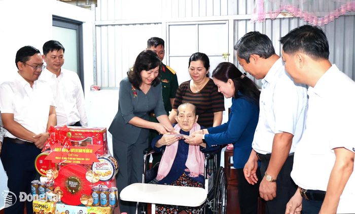 Đoàn thăm hỏi, tặng quà Mẹ Việt Nam anh hùng Bùi Thị Năm, xã Lộc Tấn. Ảnh: Nguyệt Hà