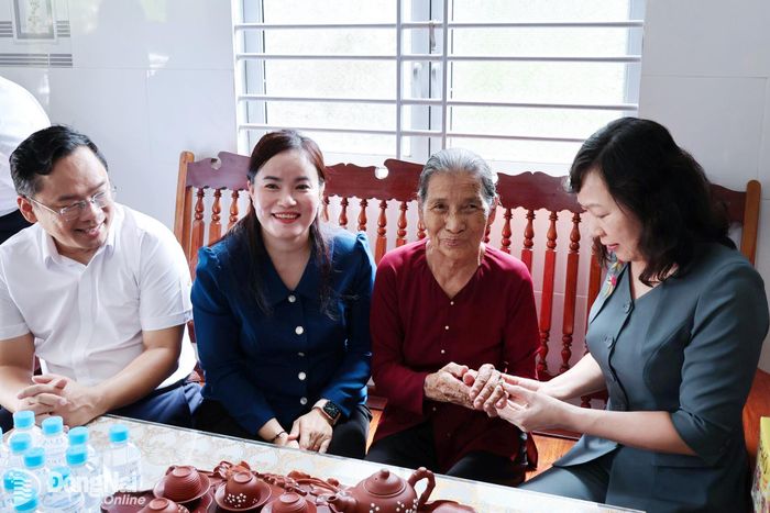 Phó Bí thư Thành ủy, Chủ tịch Ủy ban MTTQ Việt Nam thành phố Huỳnh Thị Hằng và thành viên đoàn thăm, động viên Mẹ Việt Nam anh hùng Trần Thị Mai, xã Lộc Hưng. Ảnh: Nguyệt Hà