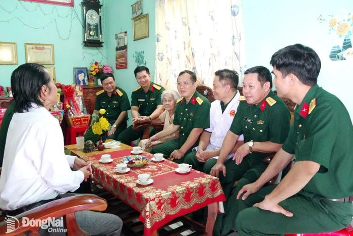 Đoàn công tác thăm, tặng quà Mẹ Việt Nam Anh hùng Trần Thị Bảy tại xã Bom Bo.