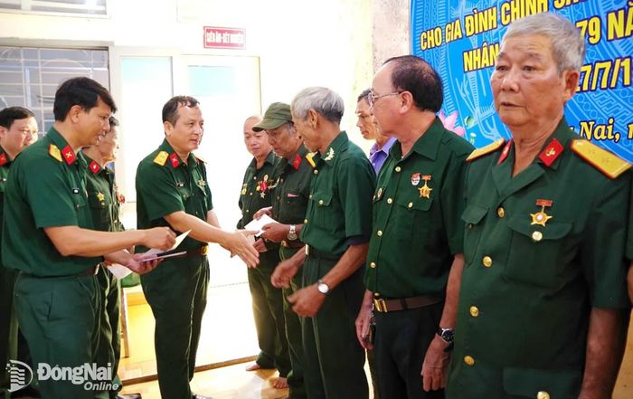 Đại tá Vũ Văn Định, Phó Chủ nhiệm Chính trị Binh đoàn tặng quà cho các đối tượng chính sách, đồng bào dân tộc thiểu số có hoàn cảnh khó khăn trên địa bàn hai xã Bom Bo và Đắk Nhau.