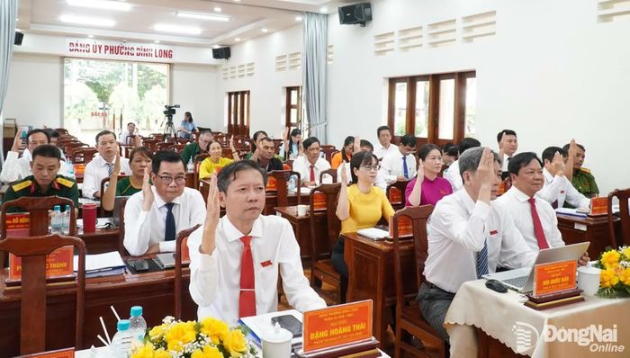 Đại biểu HĐND phường biểu quyết thông qua các nghị quyết tại kỳ họp. Ảnh: Văn Tâm