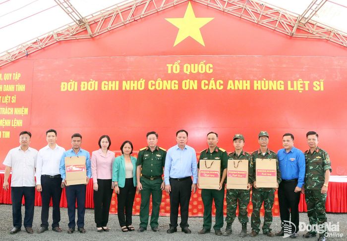  Phó Bí thư Thành ủy Võ Tấn Đức tặng quà cho cán bộ, chiến sĩ thực hiện công tác tìm kiếm, cất bốc hài cốt liệt sĩ tại xã Minh Đức. Ảnh: Quang Minh