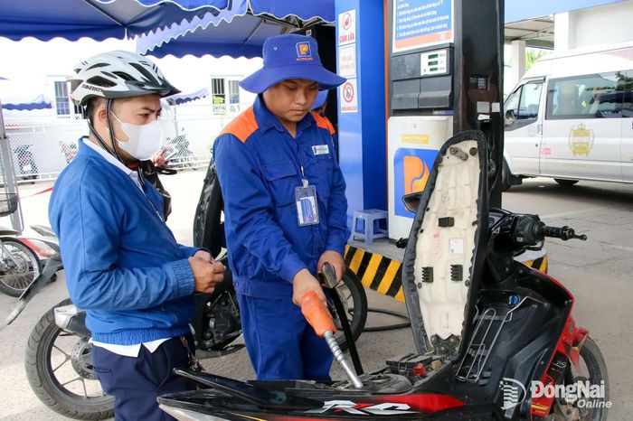 Người dân đổ xăng E10 tại một cửa hàng kinh doanh xăng, dầu ở đường Phạm Văn Thuận (phường Tam Hiệp, thành phố Đồng Nai). Ảnh: Hải Quân