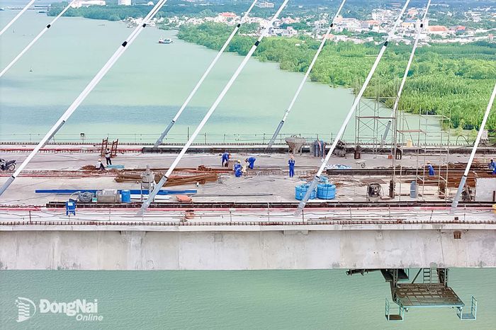 Công nhân thi công hoàn thiện các hạng mục cuối của công trình cầu Phước Khánh. Ảnh: CTV