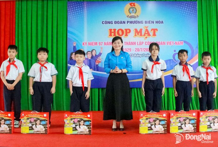 Phó Chủ tịch Liên đoàn Lao động thành phố Đồng Nai Bùi Thị Bích Thủy trao tặng 20 bộ sách chấm học tiếng Anh cho con đoàn viên, người lao động có hoàn cảnh khó khăn. Ảnh: N.Hòa