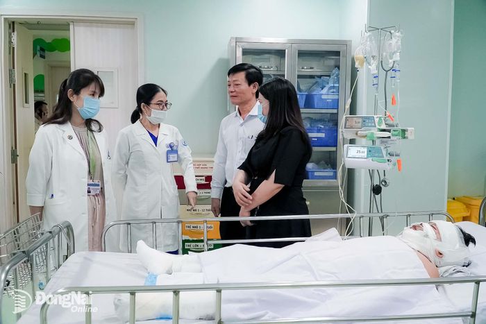Đoàn công tác của Sở Y tế Đồng Nai thăm bé N.T.T. (7 tuổi). Ảnh: Đăng Trần