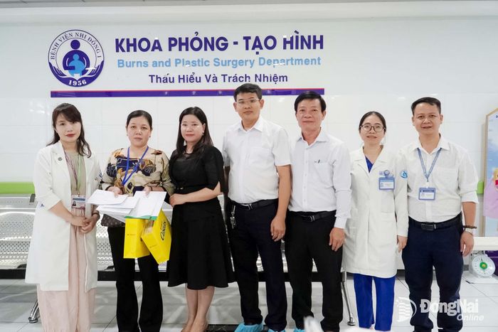 Lãnh đạo Sở Y tế Đồng Nai tặng quà hỗ trợ cho các bệnh nhi thông qua người thân của các em. Ảnh: Đăng Trần