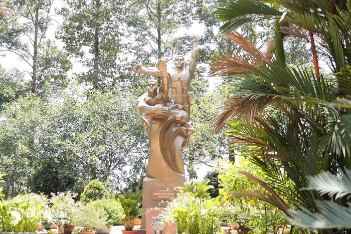 Ngày nay, du khách có thể đến Đền thờ liệt sĩ và Nhà trưng bày Khu di tích Địa đạo Nhơn Trạch để tìm hiểu về lịch sử hình thành, quá trình chiến đấu và những chiến công của Trung đoàn 10 Đặc công Rừng Sác. Ảnh: Tiến Dũng