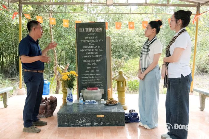 Anh Hứa Văn Vũ giới thiệu về Bia tưởng niệm 500 liệt sĩ Trung đoàn 10 Đặc công Rừng Sác anh hùng với hai MC Diệu Hiền và Minh Tuyết. Ảnh: Tiến Dũng 