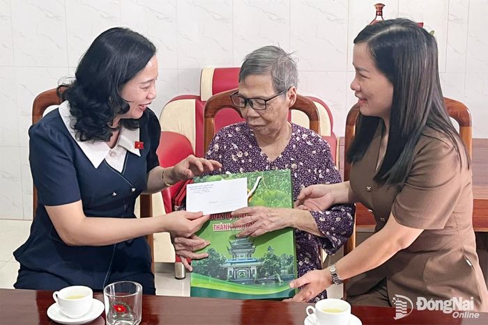Đoàn Đại biểu Quốc hội thành phố Đồng Nai thăm, tặng quà Mẹ Việt Nam anh hùng Nguyễn Thị Nở tại xã Đa Kia. Ảnh: Trần Cảnh