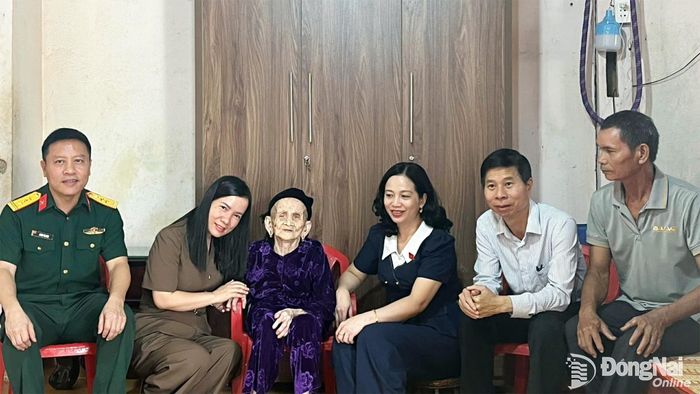 Đoàn Đại biểu Quốc hội thành phố Đồng Nai thăm, tặng quà Mẹ Việt Nam anh hùng Kha Thị Yến tại xã Tân Tiến. Ảnh: Trần Cảnh