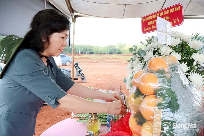 Phó Bí thư Thành ủy, Chủ tịch Ủy ban MTTQ Việt Nam thành phố Đồng Nai Huỳnh Thị Hằng thắp hương tại vị trí tìm thấy hài cốt liệt sĩ ở xã Minh Đức. Ảnh: Nguyệt Hà