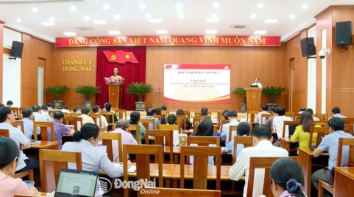 Báo cáo viên thông tin chuyên đề tại hội nghị. Ảnh: Nhất Phương