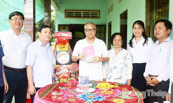 Đồng chí Phan Văn Thắng và các thành viên trong đoàn thăm, tặng quà ông Lưu Thanh Phong, sinh năm 1951, ngụ ấp Phú Mỹ, người hoạt động kháng chiến bị nhiễm chất độc hóa học.