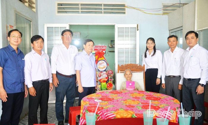 Đồng chí Phan Văn Thắng và các thành viên trong đoàn thăm, tặng quà bà Phạm Thị Năm, sinh năm 1947, ngụ ấp Tân Thạnh là vợ liệt sĩ.