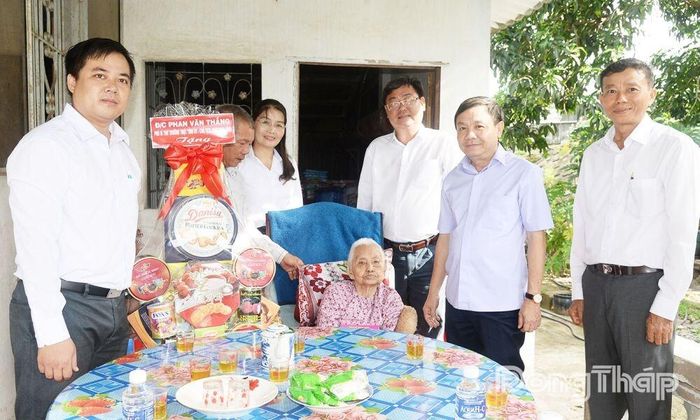 Đồng chí Phan Văn Thắng và các thành viên trong đoàn thăm, tặng quà bà Phan Thị Thiệt, sinh năm 1933, ngụ ấp Phú Mỹ là mẹ liệt sĩ.
