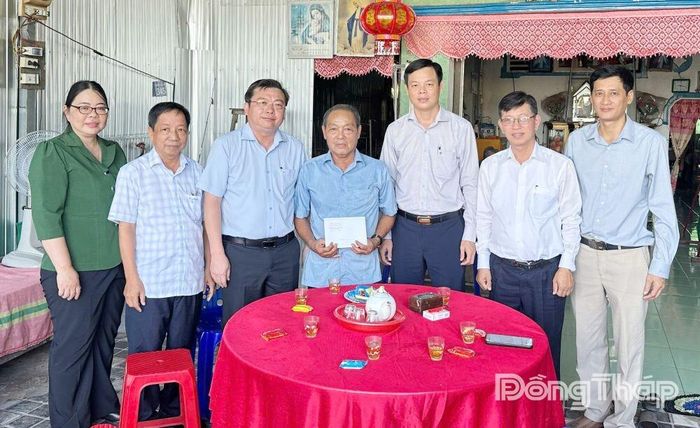 Đoàn công tác thăm, tặng quà cho thương binh Đặng Văn Nhanh.