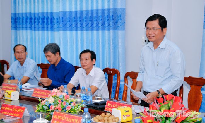 Đồng chí Lê Văn Phú, Bí thư Đảng ủy xã phát biểu tại buổi làm việc.