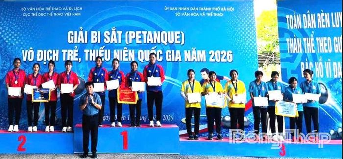 Các vận động viên: Trúc Ly, Thu Thảo, Kim Thư, Trăm Tiền (tỉnh Đồng Tháp) đoạt HCV nội dung 3 nữ nhóm từ 17-20 tuổi.