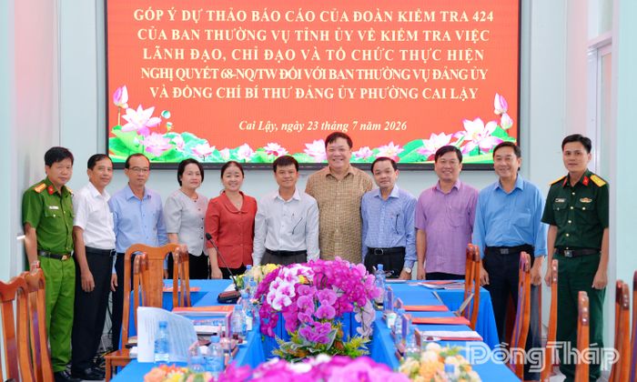 Đồng chí Phạm Thành Ngại chụp ảnh lưu niệm với các đồng chí trong Ban Thường vụ Đảng ủy phường Cai Lậy.