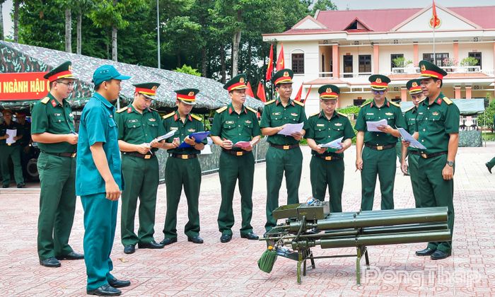Ban Giám khảo chấm thi sáng kiến thiết bị tạo giả tiếng nỗ thay thế tiếng nổ TNT của Ban CHQS xã Tân Nhuận Đông.
