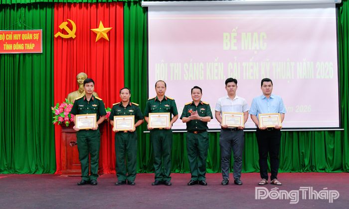 Đại tá Lê Văn Cò, Phó Chỉ huy trưởng Bộ CHQS tỉnh khen thưởng các cá nhân có sáng kiến, cải tiến tiêu biểu trong hội thi.