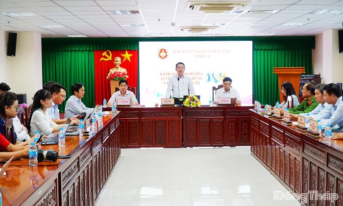 Đồng chí Phạm Thế Vinh, Phó Trưởng Ban Tuyên giáo và Dân vận Tỉnh ủy phát biểu định hướng công tác thông tin, tuyên truyền tại Hội nghị giao ban báo chí tháng 7.