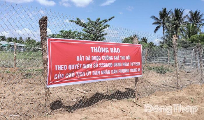  Ban Cưỡng chế thu hồi đất phường Trung An niêm yết thông báo thửa đất bị cưỡng chế thu hồi.