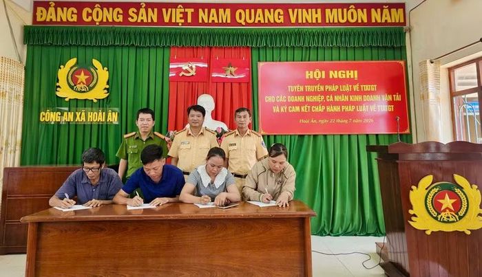  Các doanh nghiệp, chủ xe, lái xe kinh doanh vận tải hàng hóa ký cam kết chấp hành nghiêm các quy định của pháp luật về trật tự an toàn giao thông. Ảnh: N.L 