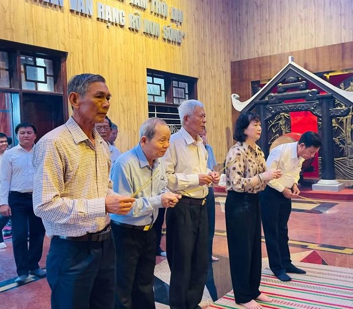 Giám đốc Sở Nội vụ Phạm Thị Tố Hải (thứ 2 từ phải sang) cùng các đồng chí nguyên lãnh đạo thị xã Hoài Nhơn (cũ) dâng hương tại di tích lịch sử Cây số 7 Tài Lương, phường Hoài Nhơn. Ảnh: Phan Tuấn 