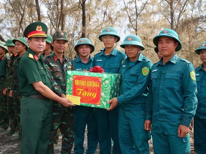  Đại tá Nguyễn Thế Vinh đến thăm, động viên và tặng quà lực lượng tham gia chữa cháy rừng tại xã Phù Mỹ Đông. Ảnh: Đức Dũng 