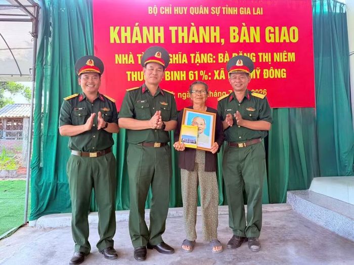  Lãnh đạo Bộ CHQS tỉnh tặng quà cho bà Niêm. Ảnh: Anh Tuấn 