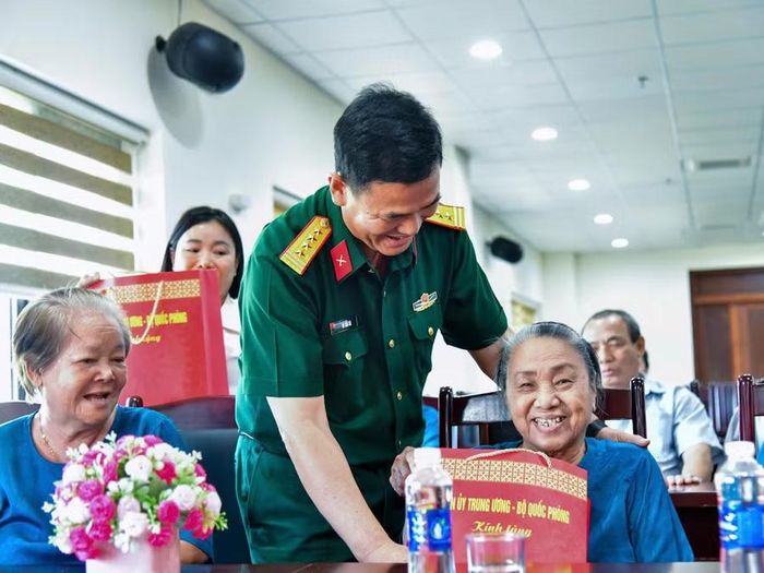  Đại tá Võ Tấn Tài tặng quà cho người có công đang được chăm sóc tại Trung tâm Chăm sóc và Điều dưỡng người có công tỉnh Gia Lai. Ảnh: Anh Tuấn 
