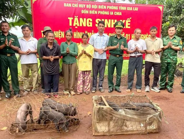  Đồn Biên phòng Ia Chia trao sinh kế cho 3 hộ nghèo của xã Ia Chia. Ảnh: P.D 