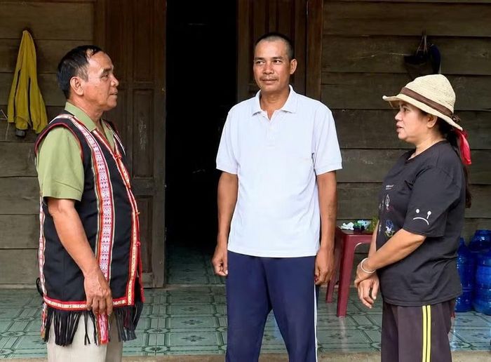  Già làng Rơ Lan Hlết (xã Ia Mơ) tuyên truyền giúp người dân nâng cao ý thức bảo vệ biên giới. Ảnh: P.D 
