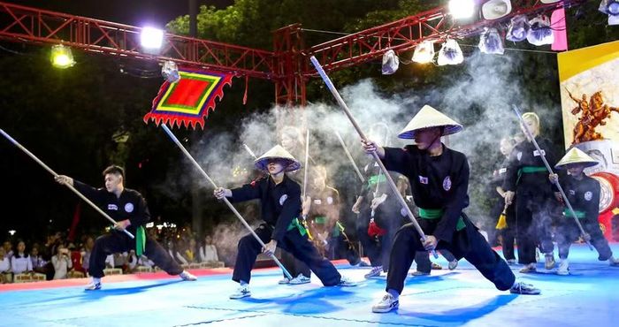  Các tiết mục võ thuật được dàn dựng kết hợp với âm nhạc hiện đại, hiệu ứng sân khấu và ánh sáng, tạo sức hút và mang đến trải nghiệm mới mẻ cho khán giả. Ảnh: H.V 