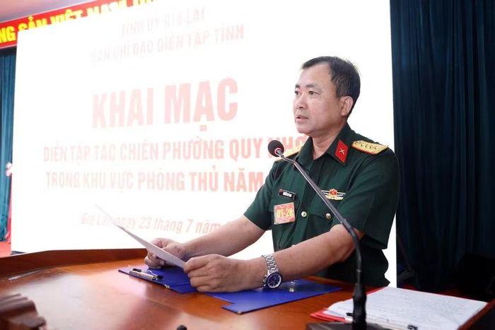  Đại tá Nguyễn Thế Vinh - Ủy viên Ban Thường vụ Tỉnh ủy, Chỉ huy trưởng Bộ CHQS tỉnh, Phó Trưởng ban Thường trực Ban Chỉ đạo diễn tập tỉnh phát biểu chỉ đạo cuộc diễn tập. Ảnh: H.P 