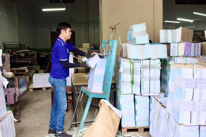  Người lao động tại Công ty Cổ phần In - Đầu tư Phát triển Giáo dục Gia Lai được bảo đảm việc làm ổn định, hưởng nhiều chính sách phúc lợi và tạo điều kiện nâng cao tay nghề. Ảnh: Minh Chí 